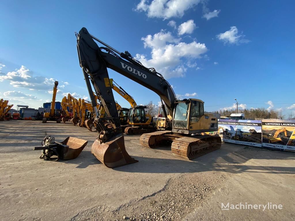 Volvo EC220DL クローラーショベル